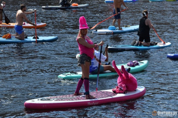 Грибы и зомби на сапах снова становятся людьми. Состоялся карнавальный заплыв &laquo;Фонтанка SUP-2023&raquo;