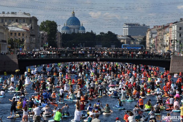 Грибы и зомби на сапах снова становятся людьми. Состоялся карнавальный заплыв &laquo;Фонтанка SUP-2023&raquo;