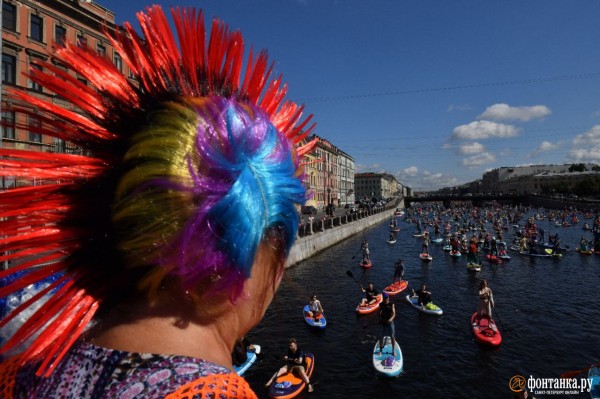 Грибы и зомби на сапах снова становятся людьми. Состоялся карнавальный заплыв &laquo;Фонтанка SUP-2023&raquo;