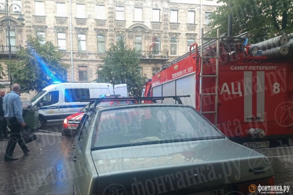 &laquo;Так сказала ФСБ&raquo;: зачем водитель ВАЗа в Петербурге поджег двери военкомата