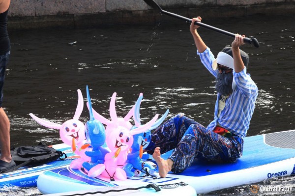 Грибы и зомби на сапах снова становятся людьми. Состоялся карнавальный заплыв &laquo;Фонтанка SUP-2023&raquo;