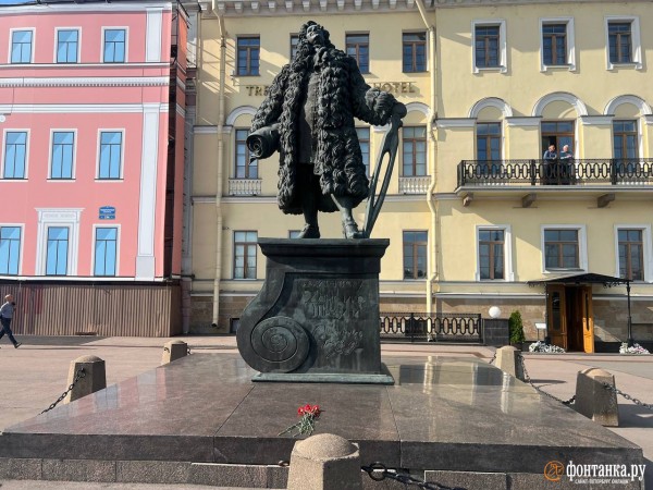 Цветы, свечи и кувалда. Петербуржцы оплакивают Евгения Пригожина