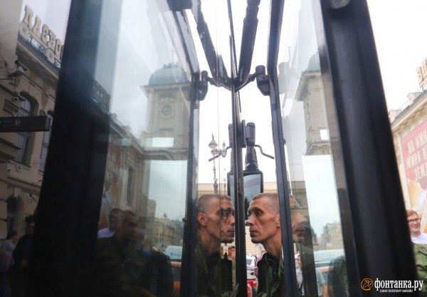 На Витебском вокзале проводили тех, кого ждет СВО. Родные плакали, а Беглов сказал, что натовское оружие против русского солдата бессильно