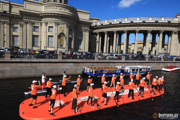 Грибы и зомби на сапах снова становятся людьми. Состоялся карнавальный заплыв &laquo;Фонтанка SUP-2023&raquo;