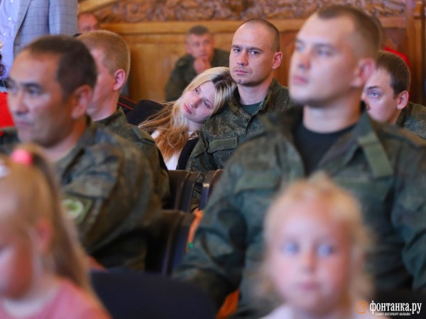 На Витебском вокзале проводили тех, кого ждет СВО. Родные плакали, а Беглов сказал, что натовское оружие против русского солдата бессильно