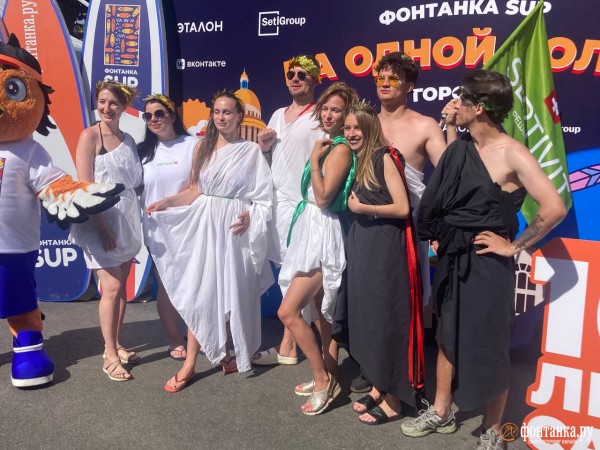 Грибы и зомби на сапах снова становятся людьми. Состоялся карнавальный заплыв &laquo;Фонтанка SUP-2023&raquo;