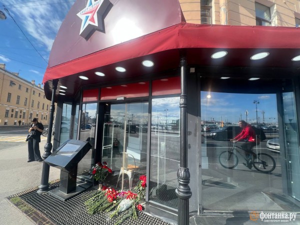 Цветы, свечи и кувалда. Петербуржцы оплакивают Евгения Пригожина