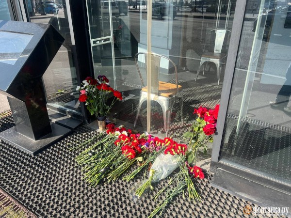 Цветы, свечи и кувалда. Петербуржцы оплакивают Евгения Пригожина