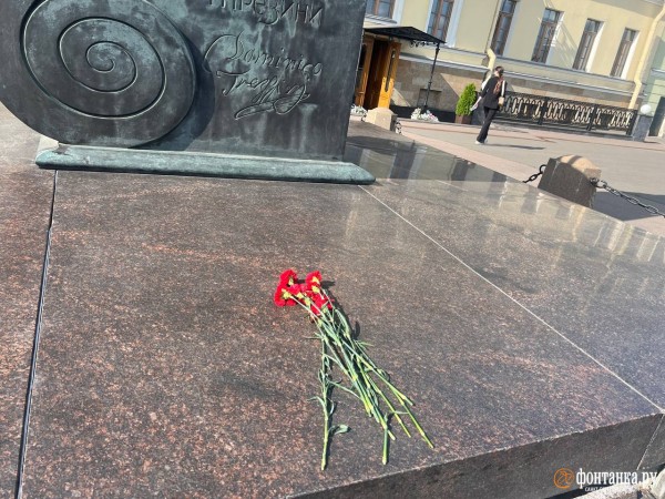 Цветы, свечи и кувалда. Петербуржцы оплакивают Евгения Пригожина