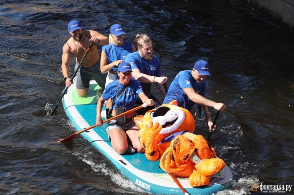 Грибы и зомби на сапах снова становятся людьми. Состоялся карнавальный заплыв &laquo;Фонтанка SUP-2023&raquo;