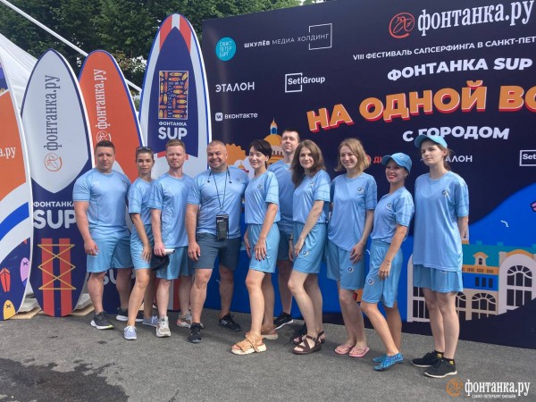 Грибы и зомби на сапах снова становятся людьми. Состоялся карнавальный заплыв &laquo;Фонтанка SUP-2023&raquo;