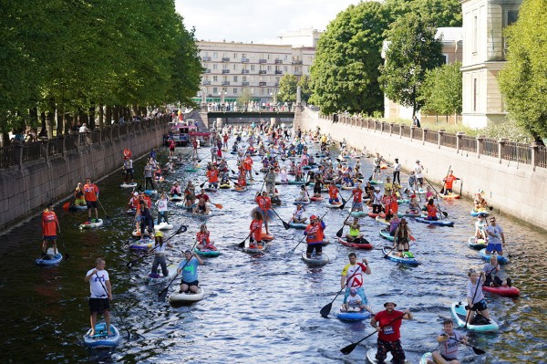 Грибы и зомби на сапах снова становятся людьми. Состоялся карнавальный заплыв &laquo;Фонтанка SUP-2023&raquo;
