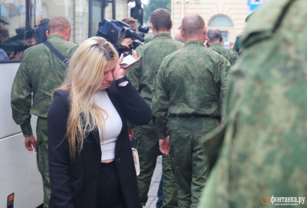 На Витебском вокзале проводили тех, кого ждет СВО. Родные плакали, а Беглов сказал, что натовское оружие против русского солдата бессильно