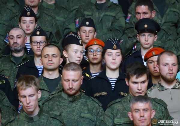 На Витебском вокзале проводили тех, кого ждет СВО. Родные плакали, а Беглов сказал, что натовское оружие против русского солдата бессильно