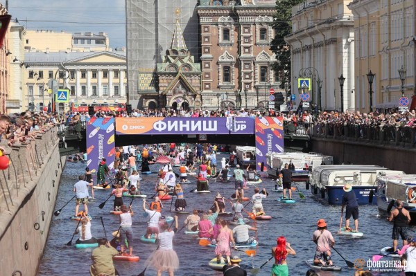 Грибы и зомби на сапах снова становятся людьми. Состоялся карнавальный заплыв &laquo;Фонтанка SUP-2023&raquo;
