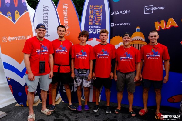 Грибы и зомби на сапах снова становятся людьми. Состоялся карнавальный заплыв &laquo;Фонтанка SUP-2023&raquo;