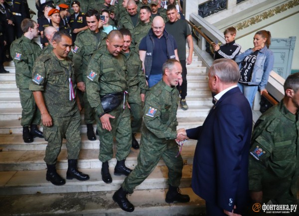 На Витебском вокзале проводили тех, кого ждет СВО. Родные плакали, а Беглов сказал, что натовское оружие против русского солдата бессильно