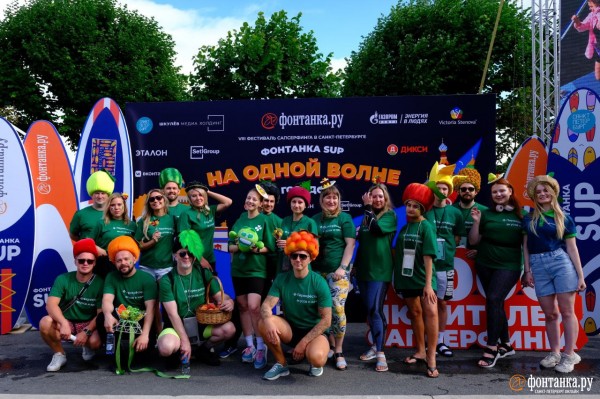 Грибы и зомби на сапах снова становятся людьми. Состоялся карнавальный заплыв &laquo;Фонтанка SUP-2023&raquo;