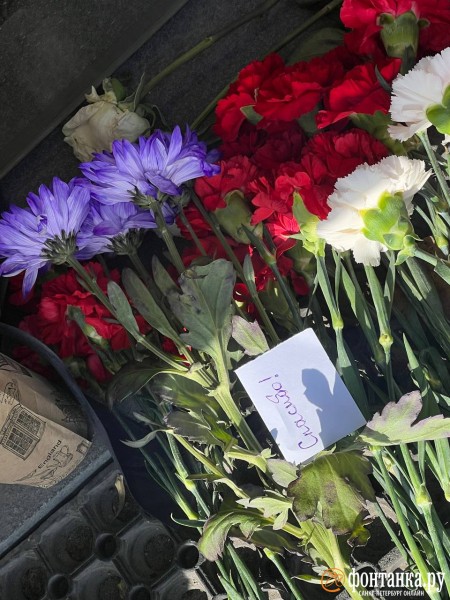 Цветы, свечи и кувалда. Петербуржцы оплакивают Евгения Пригожина