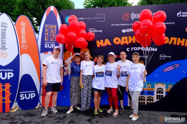 Грибы и зомби на сапах снова становятся людьми. Состоялся карнавальный заплыв &laquo;Фонтанка SUP-2023&raquo;