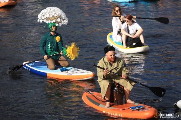 Грибы и зомби на сапах снова становятся людьми. Состоялся карнавальный заплыв &laquo;Фонтанка SUP-2023&raquo;