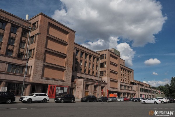 Инженеры вместо айтишников и концерты под открытым небом. Как за два года изменился ДК имени Кирова