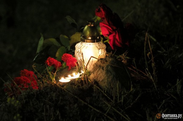 Цветы, свечи и кувалда. Петербуржцы оплакивают Евгения Пригожина