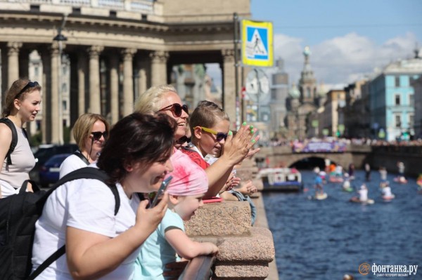 Грибы и зомби на сапах снова становятся людьми. Состоялся карнавальный заплыв &laquo;Фонтанка SUP-2023&raquo;