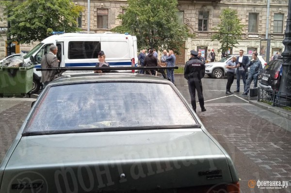 &laquo;Так сказала ФСБ&raquo;: зачем водитель ВАЗа в Петербурге поджег двери военкомата