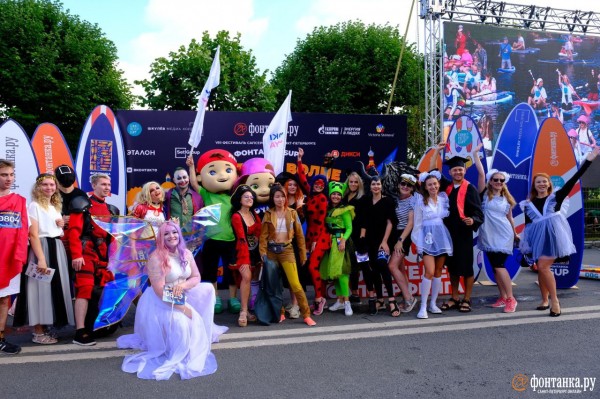 Грибы и зомби на сапах снова становятся людьми. Состоялся карнавальный заплыв &laquo;Фонтанка SUP-2023&raquo;