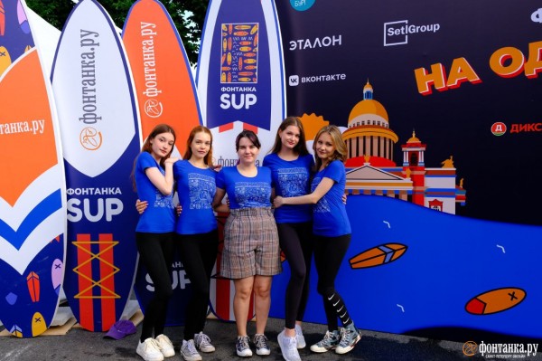 Грибы и зомби на сапах снова становятся людьми. Состоялся карнавальный заплыв &laquo;Фонтанка SUP-2023&raquo;