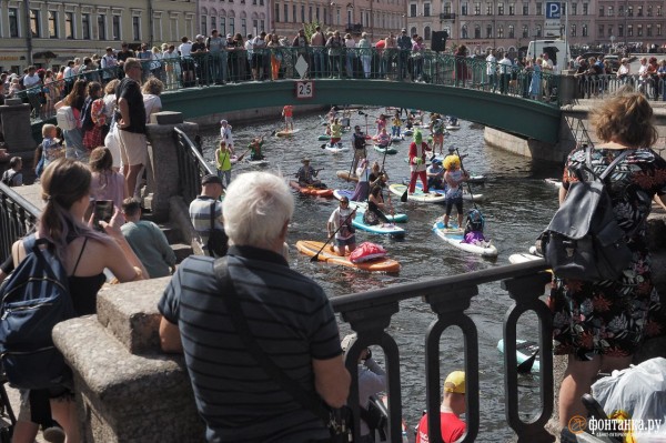 Грибы и зомби на сапах снова становятся людьми. Состоялся карнавальный заплыв &laquo;Фонтанка SUP-2023&raquo;