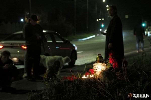 Цветы, свечи и кувалда. Петербуржцы оплакивают Евгения Пригожина