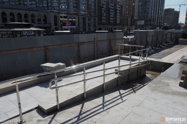 Пандусы для инвалидов и новый обруч у девочки вместо украденного. Что сделали с &laquo;Пионерской&raquo;