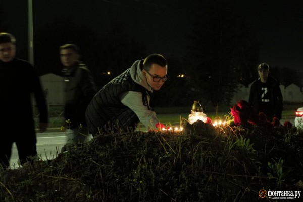 Цветы, свечи и кувалда. Петербуржцы оплакивают Евгения Пригожина
