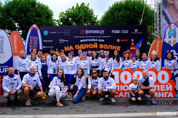 Грибы и зомби на сапах снова становятся людьми. Состоялся карнавальный заплыв &laquo;Фонтанка SUP-2023&raquo;