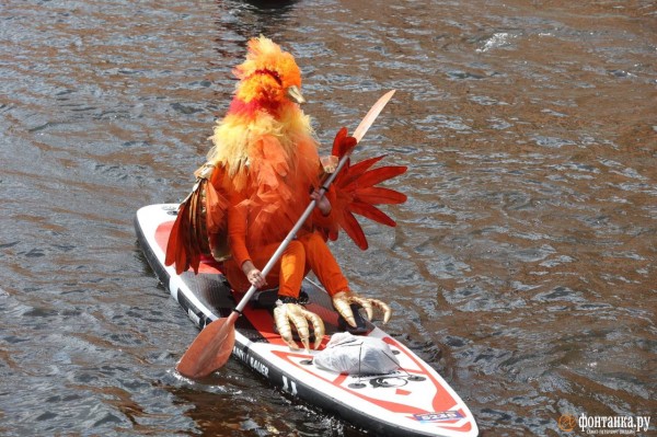 Грибы и зомби на сапах снова становятся людьми. Состоялся карнавальный заплыв &laquo;Фонтанка SUP-2023&raquo;