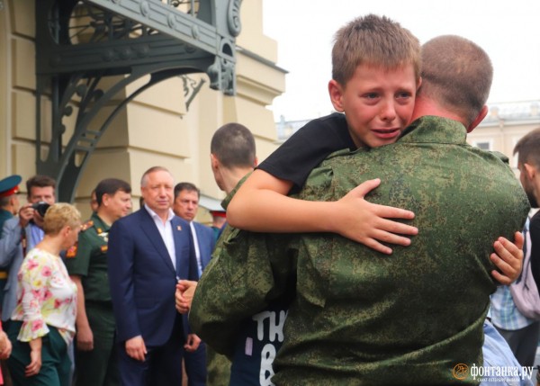 На Витебском вокзале проводили тех, кого ждет СВО. Родные плакали, а Беглов сказал, что натовское оружие против русского солдата бессильно