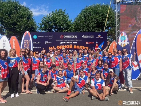 Грибы и зомби на сапах снова становятся людьми. Состоялся карнавальный заплыв &laquo;Фонтанка SUP-2023&raquo;