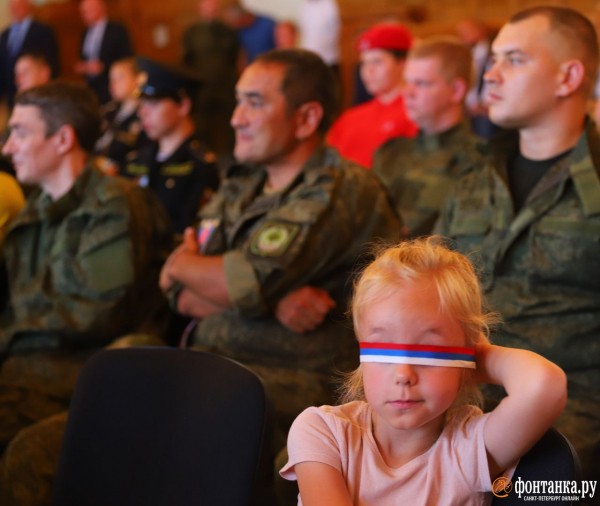На Витебском вокзале проводили тех, кого ждет СВО. Родные плакали, а Беглов сказал, что натовское оружие против русского солдата бессильно