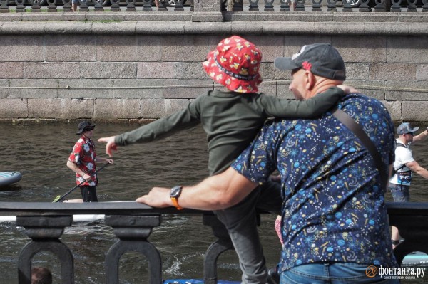 Грибы и зомби на сапах снова становятся людьми. Состоялся карнавальный заплыв &laquo;Фонтанка SUP-2023&raquo;