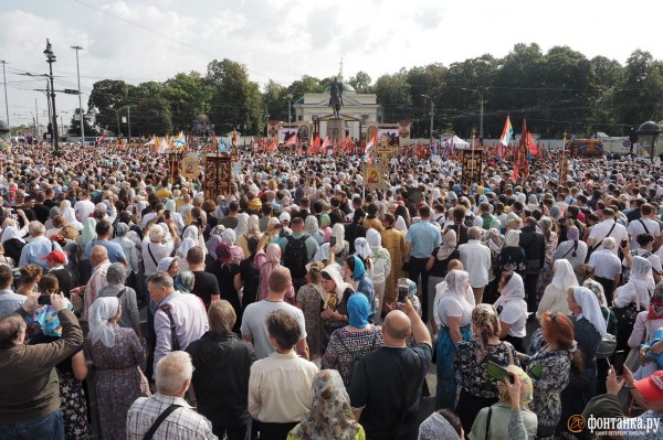 За русских и против Европы. Как в Петербурге ходили крестным ходом