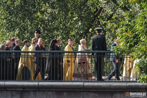 За русских и против Европы. Как в Петербурге ходили крестным ходом