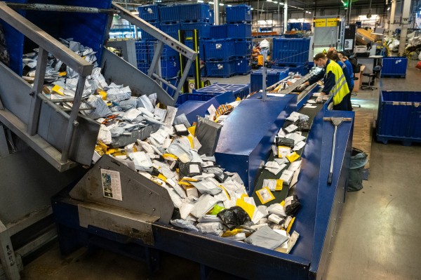 Софийская бездна. В Петербурге у &laquo;Почты России&raquo; массово зависают посылки