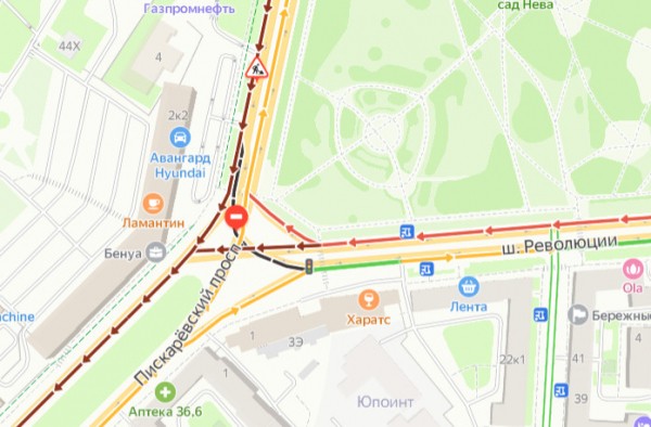 А чего вы забор на дороге поставили и ушли? Полиция подключилась к непонятным пробкам в Петербурге