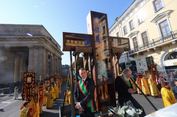 За русских и против Европы. Как в Петербурге ходили крестным ходом