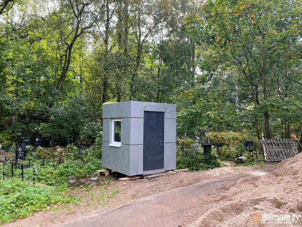 А кувалду припрятали. В Петербурге за могилой Пригожина теперь круглосуточно наблюдает охрана