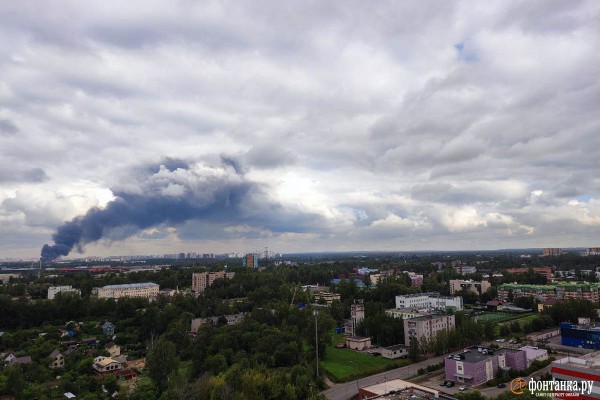 В Петербурге тушат мощный пожар в районе нефтебазы &laquo;Ручьи&raquo;