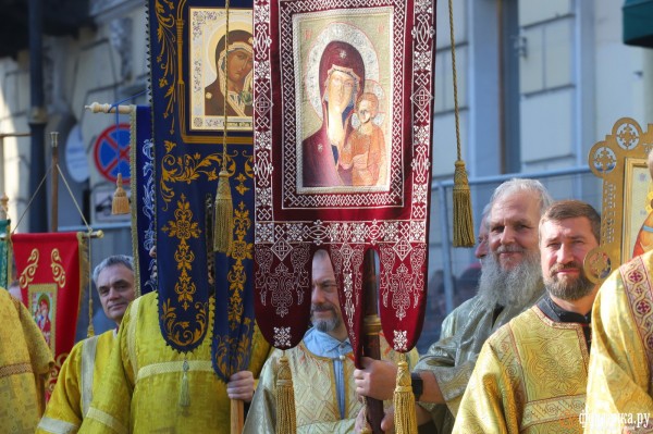 За русских и против Европы. Как в Петербурге ходили крестным ходом