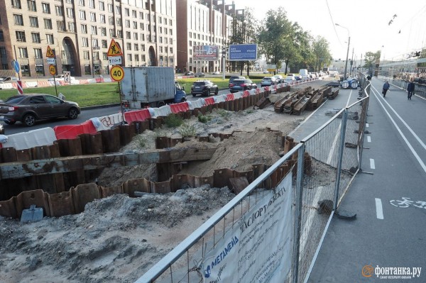 А чего вы забор на дороге поставили и ушли? Полиция подключилась к непонятным пробкам в Петербурге